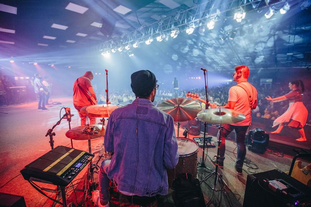 Una banda vista desde la batería durante un encuentro